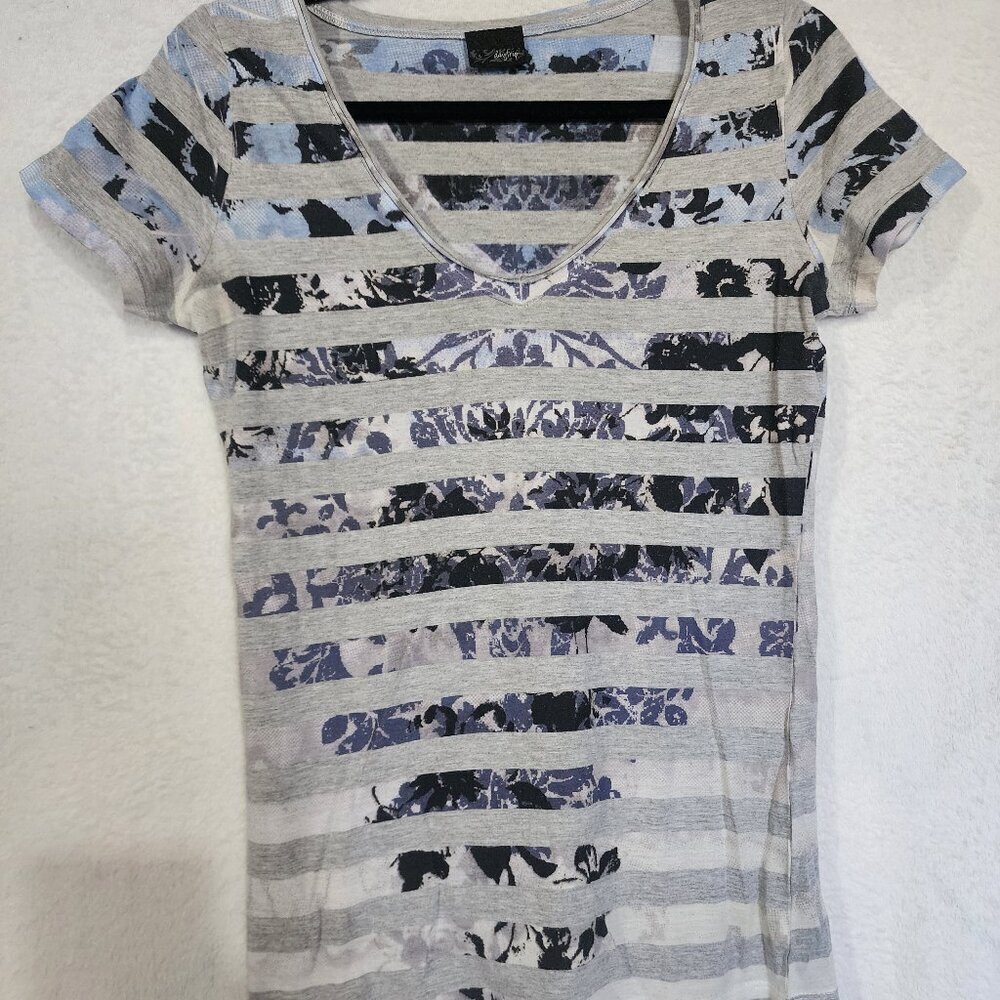 Buckle DAYTRIP Vtg Y2K Top Fairycore Whimsical Goth Tee Size L Gray Blue V-Neck